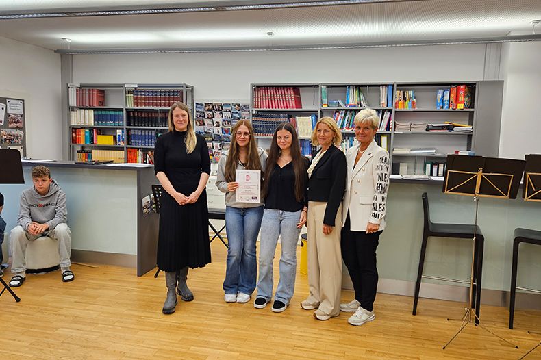 Platz 2: Margit Dungl mit Schlerinnen der HAK